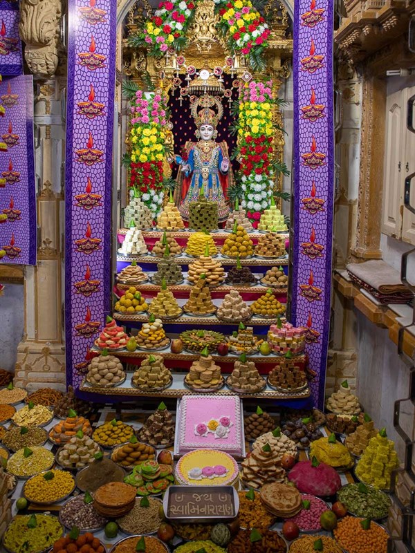 Annakut offered to Shri Ghanshyam Maharaj on Kartik Punam (Dev Diwali)