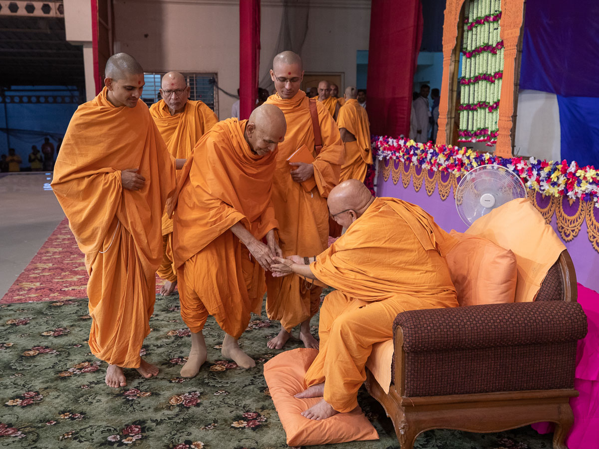 Swamishri greets Pujya Ghanshyamcharan Swami with 'Jai Swaminarayan'