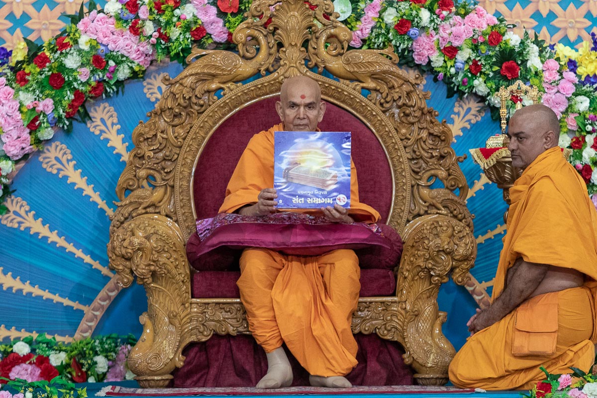 Swamishri inaugurates a new audio publication, <br><a href="https://www.baps.org/Publications/Audios/Katha/Sant-Samagam-12-1327.aspx" target="blank" style="text-decoration:underline; color:blue;">'Sant Samagam (Part 12)' </a>