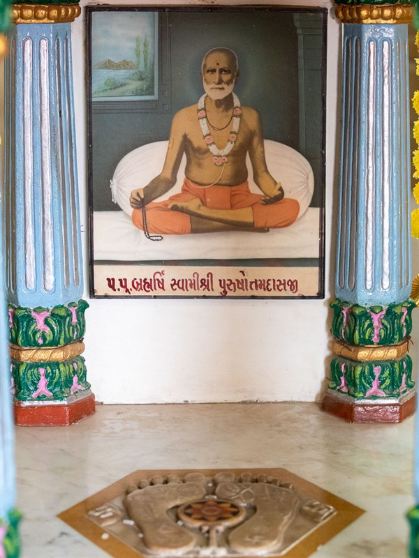 The shrine of Purushottamdas Swami (Khandeshi)