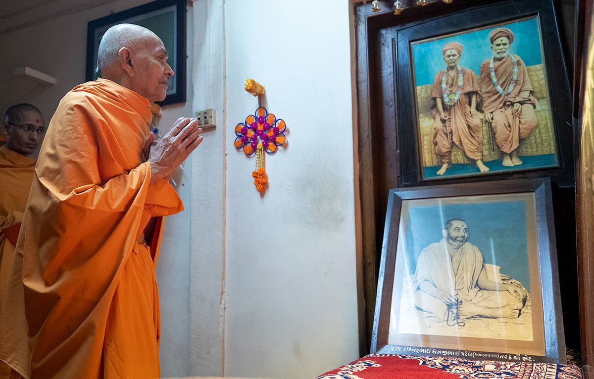 Swamishri doing darshan in the room of gurus Brahmaswarup Shastriji Maharaj, Yogiji Maharaj and Pramukh Swami Maharaj