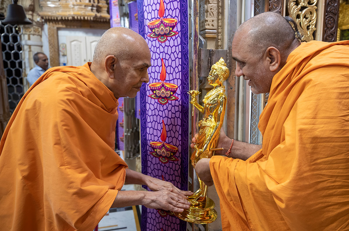 Swamishri sanctifies a murti of Shri Nilkanth Varni