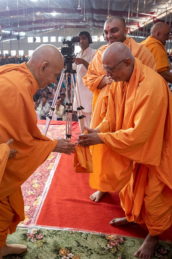 Swamishri greets Pujya Swayamprakash Swami (Doctor Swami) with 'Jai Swaminarayan'