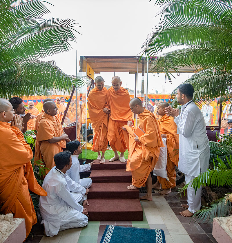 Swamishri arrives for dashan at the shrine of Purushottamdas Swami (Khandeshi)