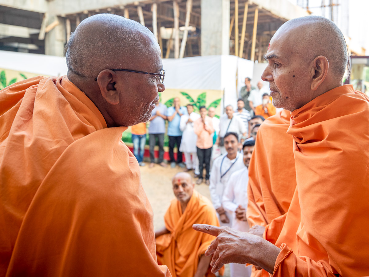 Swamishri converses with Vedagna Swami