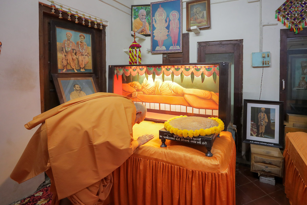 Swamishri doing darshan in the room of gurus Brahmaswarup Shastriji Maharaj, Brahmaswarup Yogiji Maharaj and Brahmaswarup Pramukh Swami Maharaj