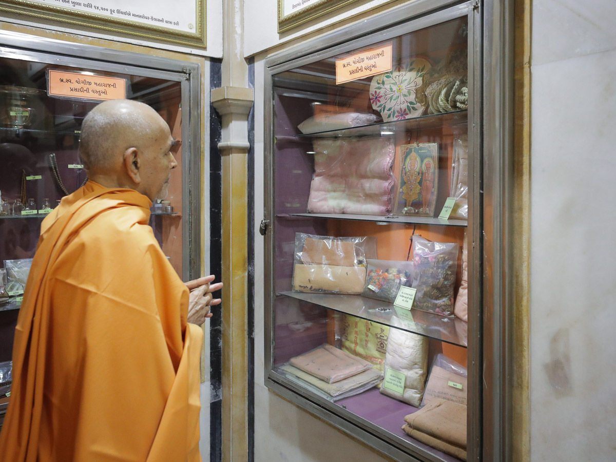 Swamishri engrossed in darshan of holy relics of Brahmaswarup Yogiji Maharaj