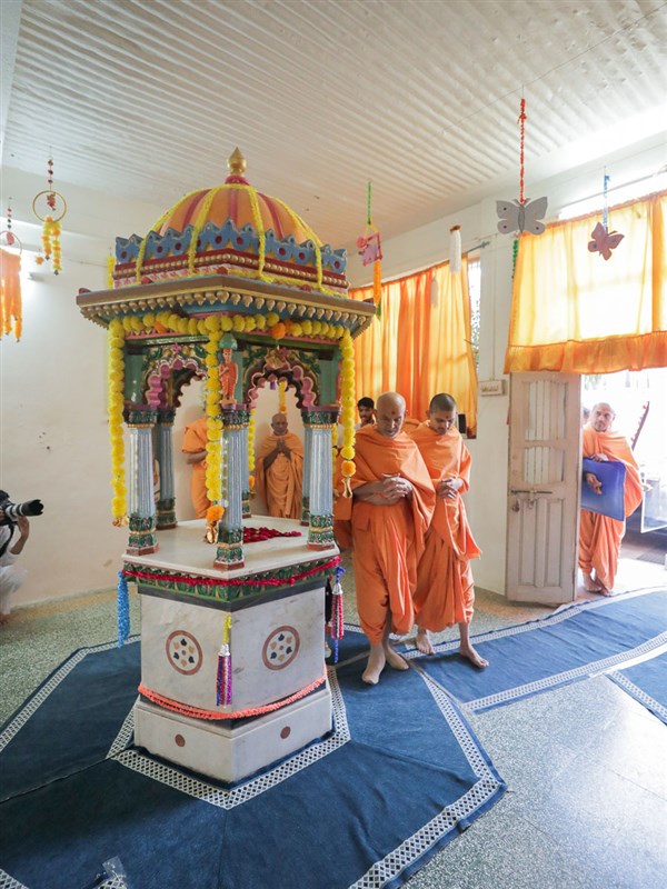 Swamishri performs pradakshina at the shrine of Purushottamdas Swami (Khandeshi)