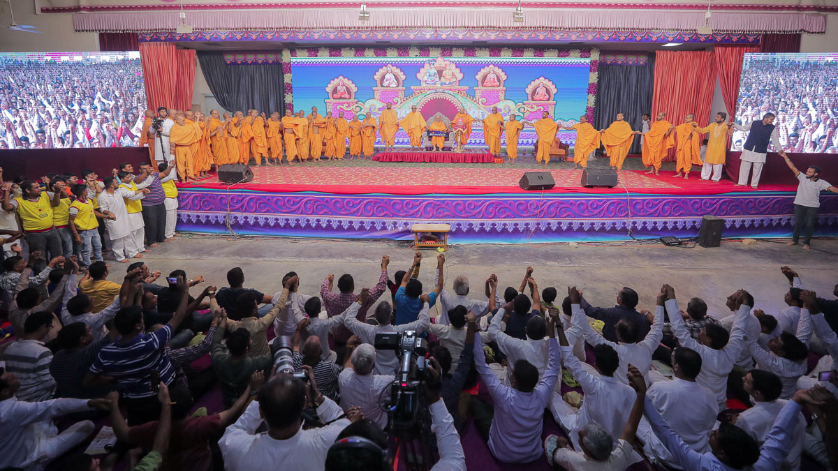 Swamishri joins hands with senior sadhus in a gesture of unity