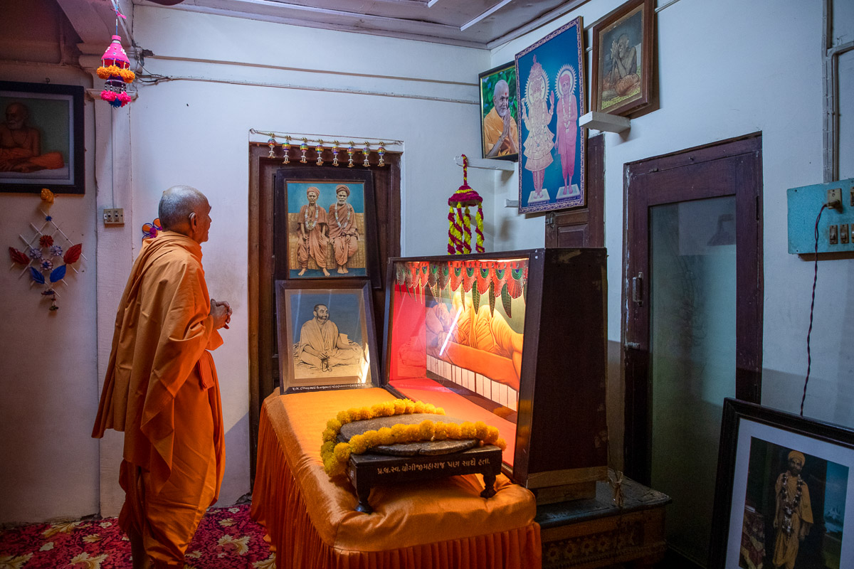 Param Pujya Mahant Swami Maharaj doing darshan in the room of gurus Brahmaswarup Shastriji Maharaj, Brahmaswarup Yogiji Maharaj and Brahmaswarup Pramukh Swami Maharaj
