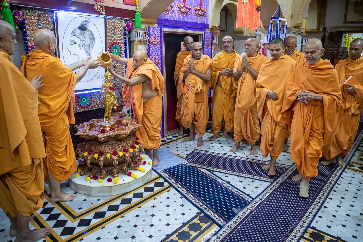 Pujya Tyagvallabh Swami and Pujya Viveksagar Swami perform abhishek of Shri Nilkanth Varni