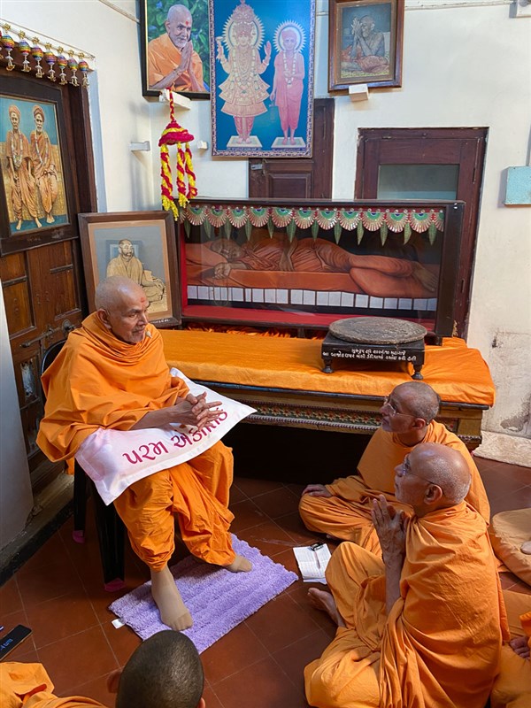 Swamishri blesses sadhus in the room of gurus Brahmaswarup Shastriji Maharaj, Brahmaswarup Yogiji Maharaj and Brahmaswarup Pramukh Swami Maharaj