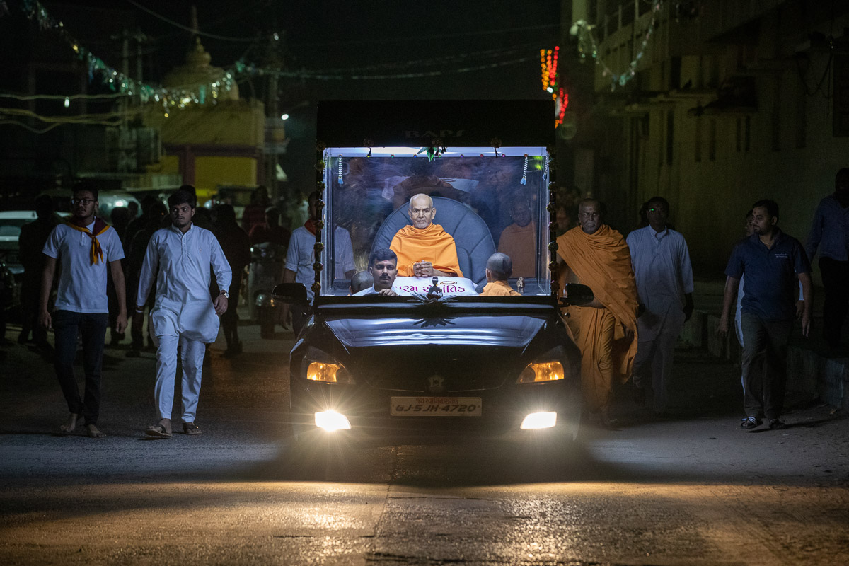 Swamishri on his way for his daily puja