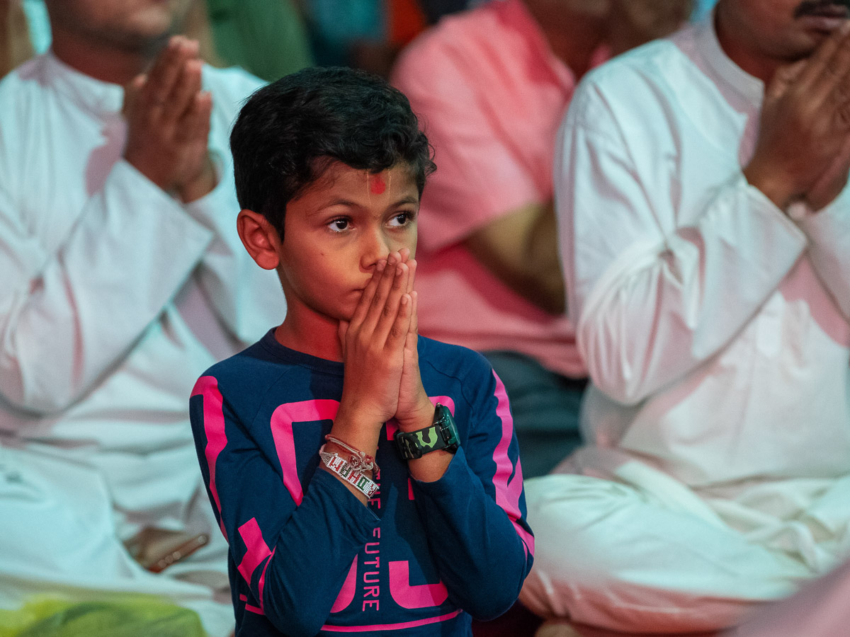 A child doing darshan of Swamishri