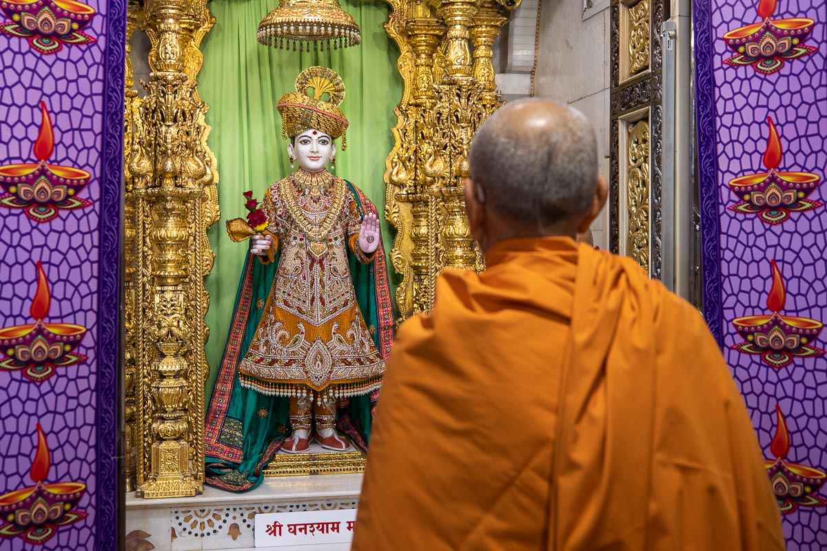 Swamishri engrossed in darshan of Shri Ghanshyam Maharaj
