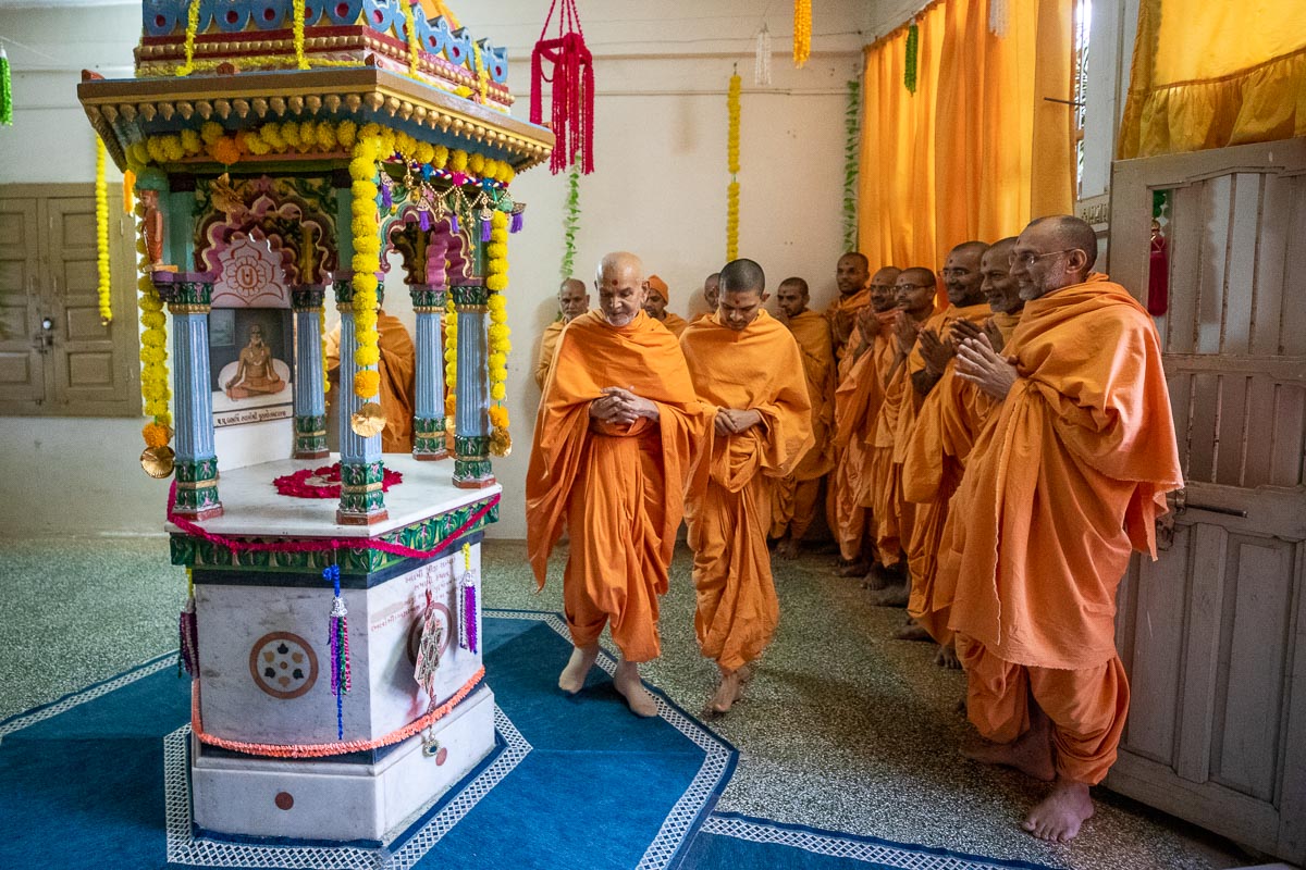 Swamishri performs pradakshina at the shrine of Purushottamdas Swami (Khandeshi)