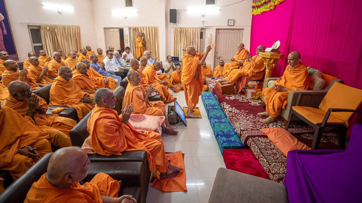 Swamishri, sadhus and devotees during the evening arti