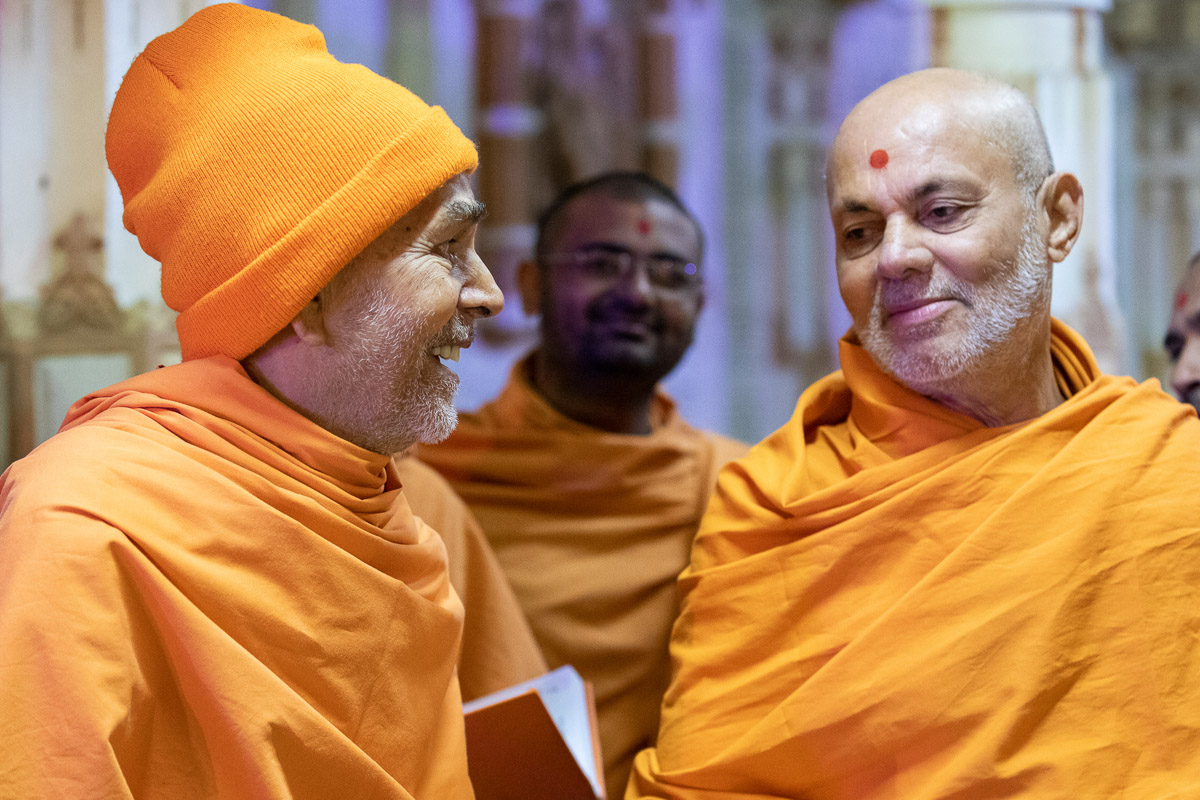 Swamishri shares a light moment with Pujya Viveksagar Swami
