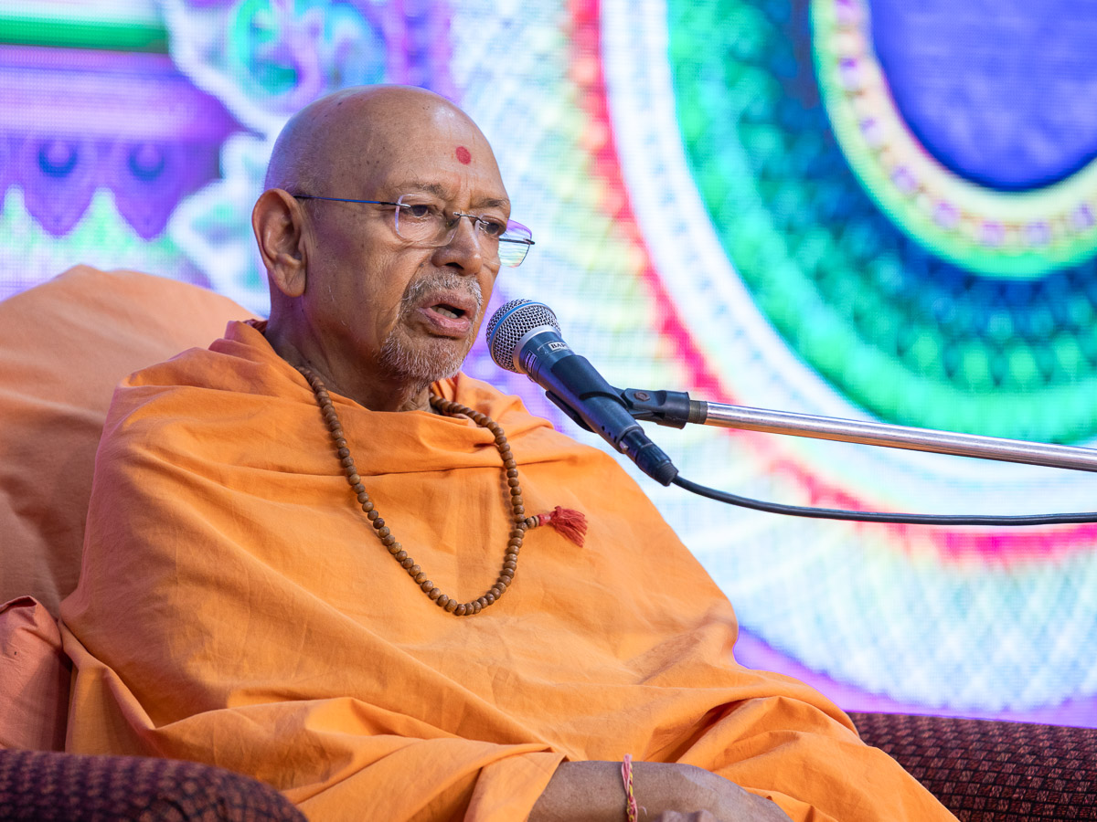 Pujya Tyagvallabh Swami addresses the evening satsang assembly