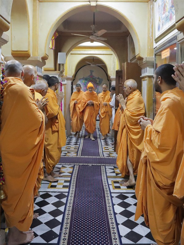 Swamishri in the rang mandap pradakshina