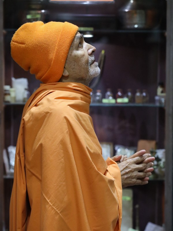 Swamishri engrossed in darshan in the rang mandap