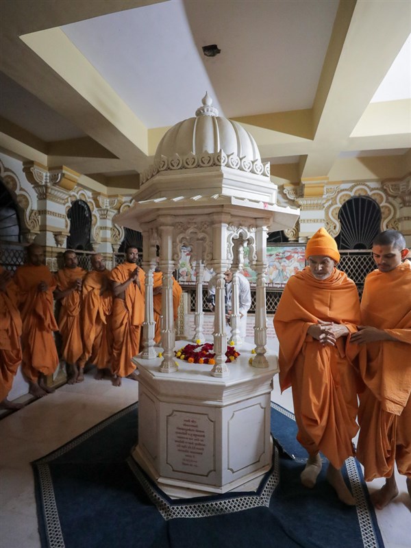 Swamishri visits the memorial shrine at the place sanctified by Shri Nilkanth Varni in Bochasan