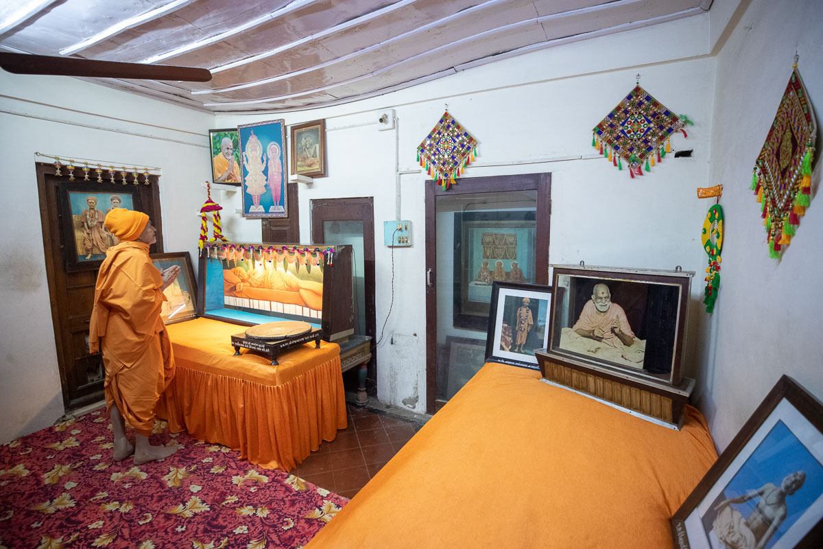 Param Pujya Mahant Swami Maharaj doing darshan in the room of gurus Brahmaswarup Shastriji Maharaj, Brahmaswarup Yogiji Maharaj and Brahmaswarup Pramukh Swami Maharaj