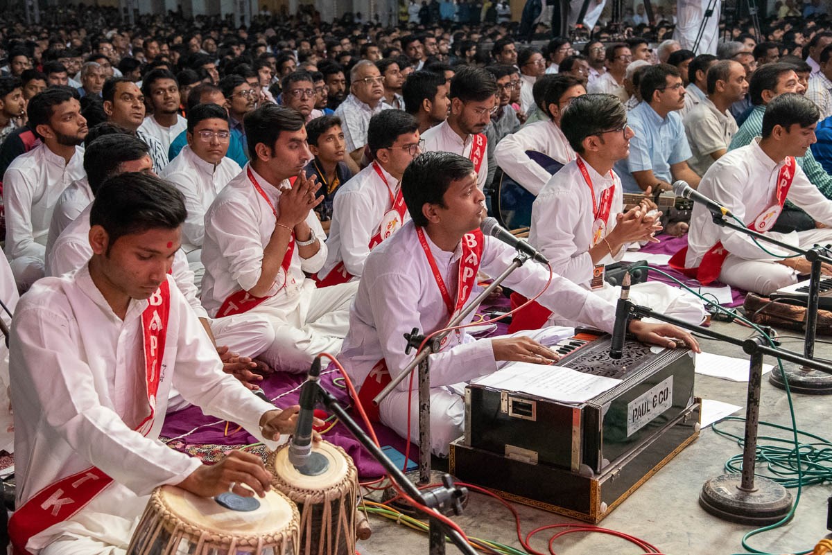 Yuva Talim Kendra (YTK) youths sing kirtans in Swamishri's morning puja
