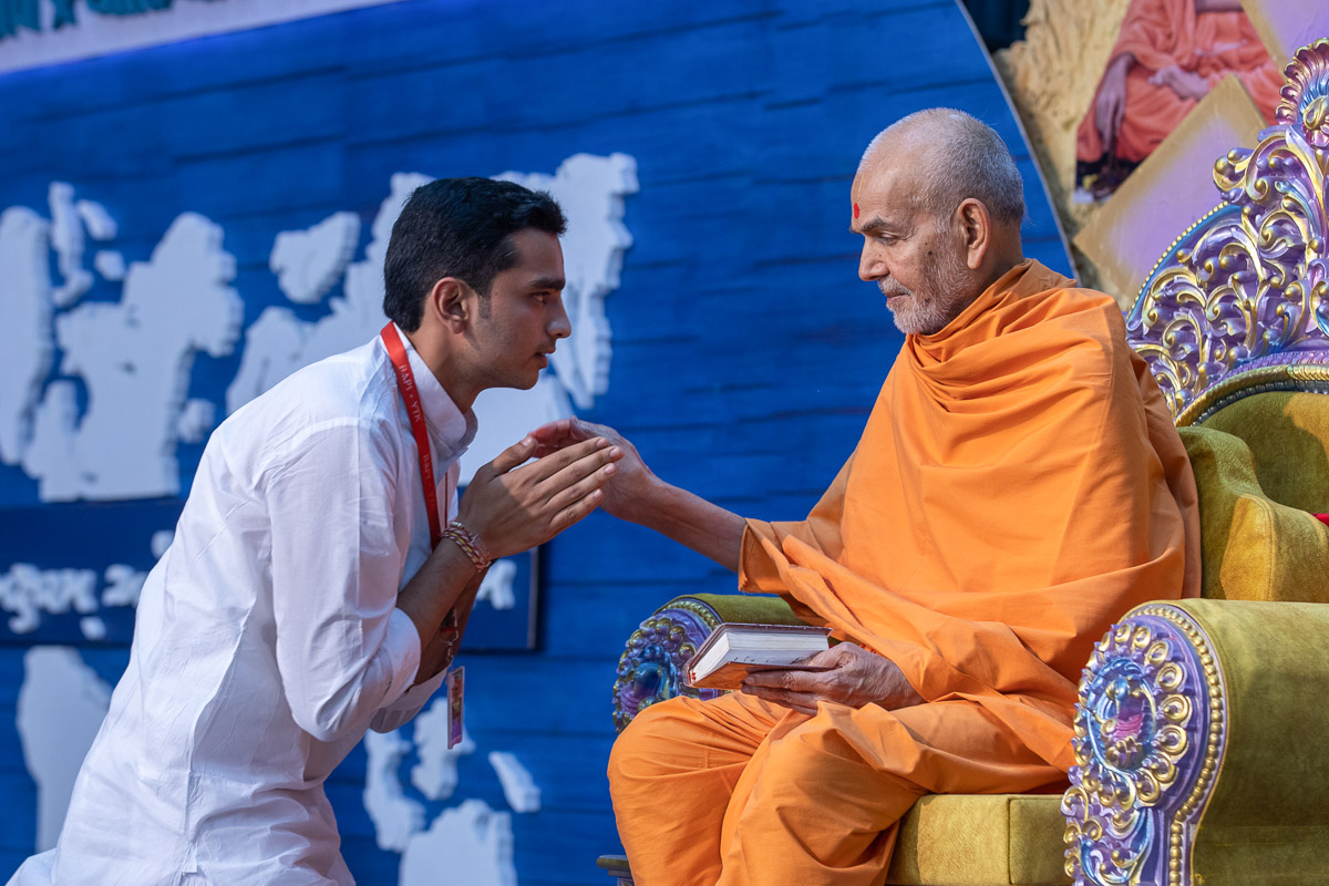 Swamishri blesses a youth
