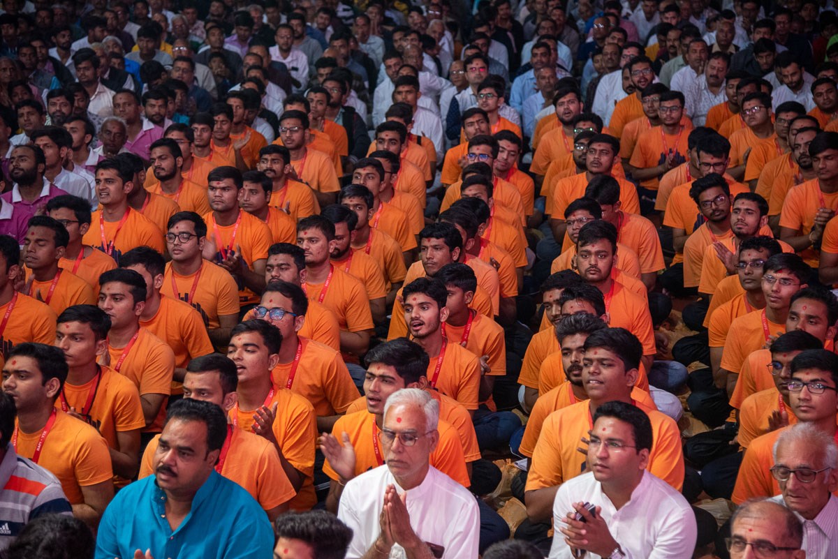 YTK youths doing darshan of Swami