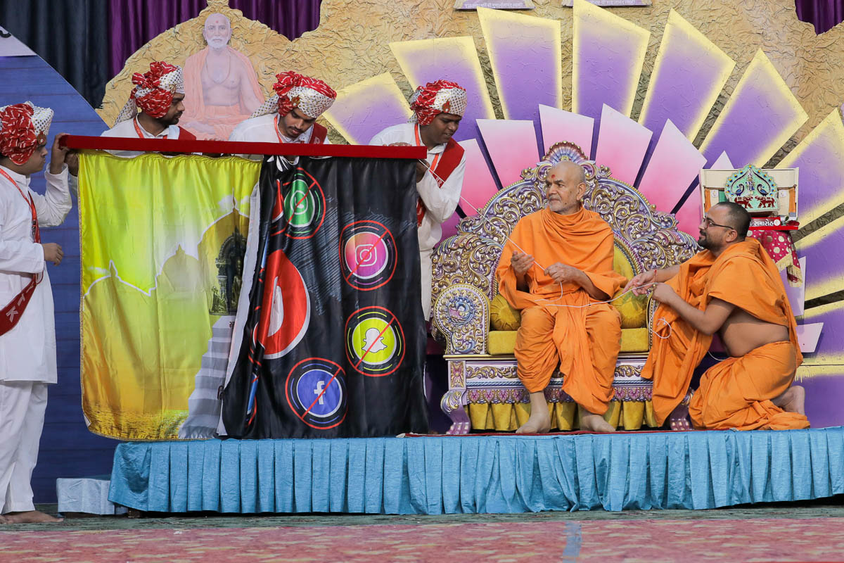 Swamishri participates in a activity