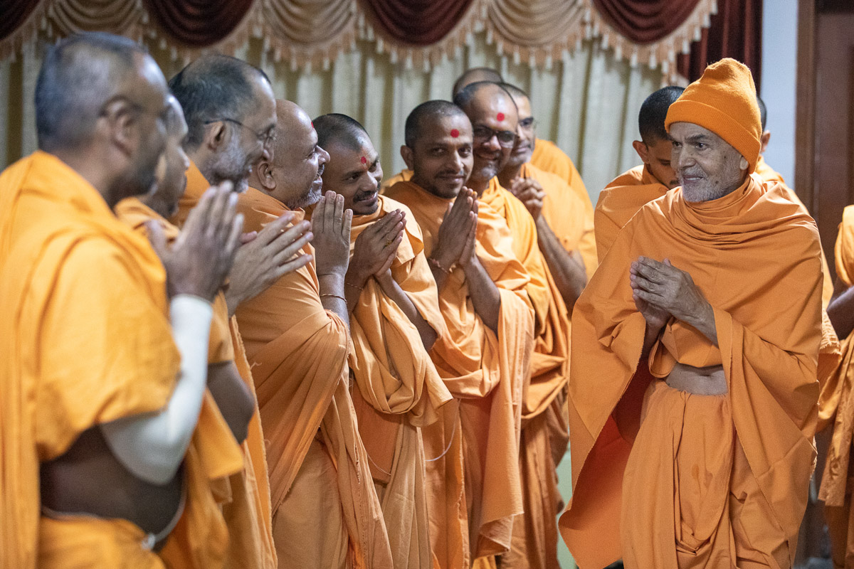 Param Pujya Mahant Swami Maharaj greets sadhus with 'Jai Swaminarayan'