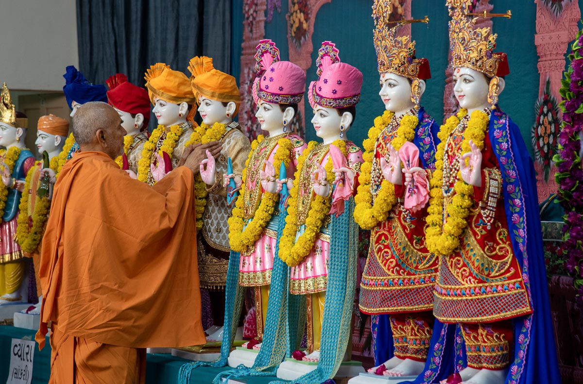 Swamishri performs murti-pratishtha of murtis to be consecrated in BAPS Swaminarayan Mandirs at Navkhal, Chandanpura, ghata, Vyara, Bajipura, Kalyanpura, Satpura, Bhailakui, Virsad, Vrundavan, Bhadreshi (Surendranagar), Nava Naroda (Ahmedabad), Khadodhi, Ravpura, Ganeshpura and Nilkanthpura, India