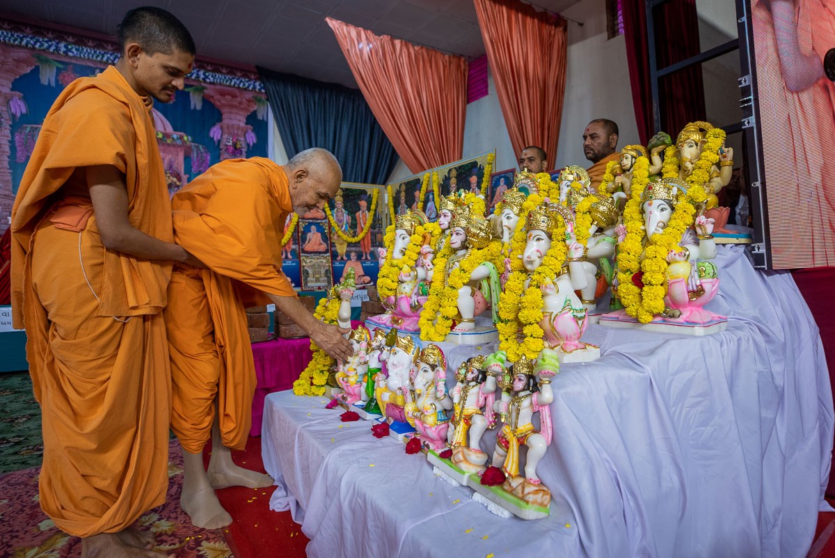 Swamishri performs the pratishtha rituals