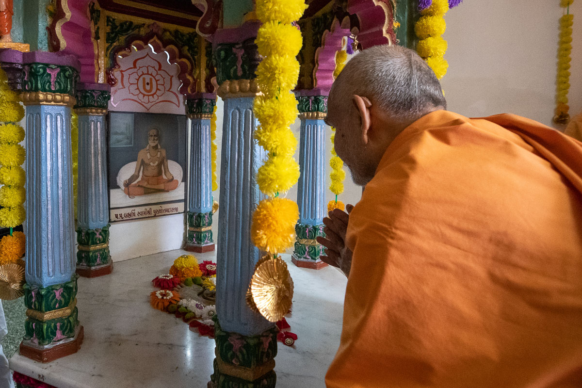 Swamishri doing dashan at the shrine of Purushottamdas Swami (Khandeshi)