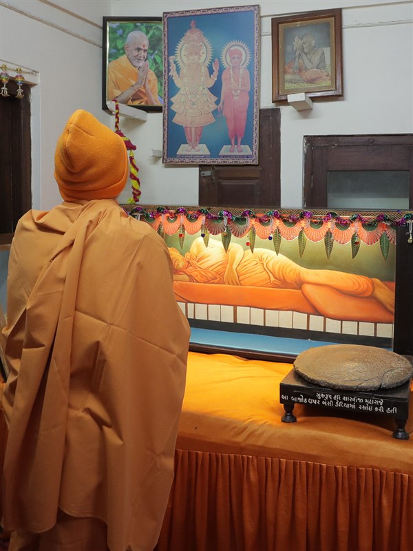 Swamishri doing darshan in the room of gurus Brahmaswarup Shastriji Maharaj, Brahmaswarup Yogiji Maharaj and Brahmaswarup Pramukh Swami Maharaj
