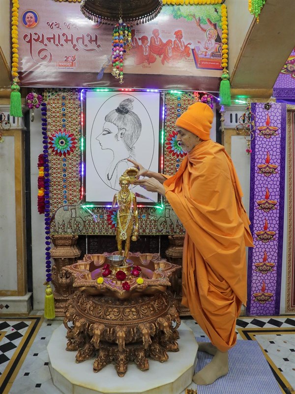 Swamishri performs abhishek of Shri Nilkanth Varni