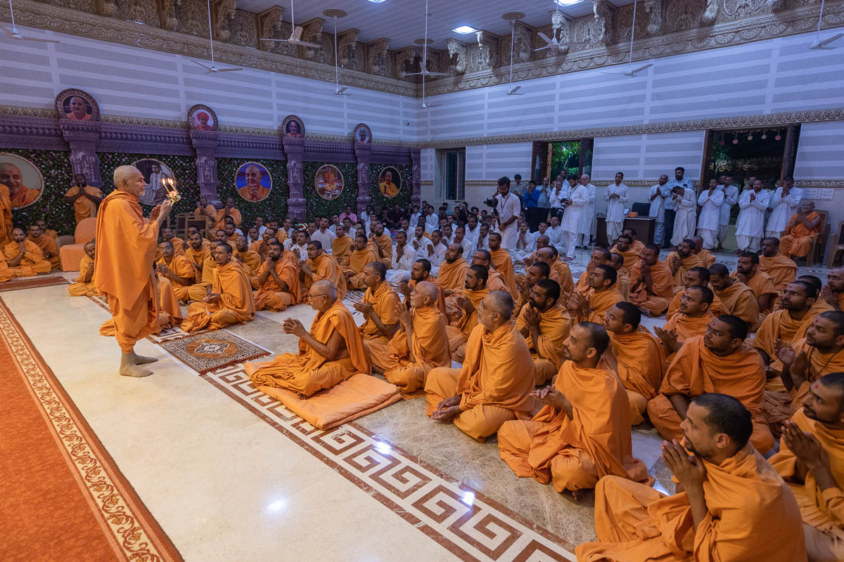 Sadhus, sadhaks and devotees doing darshan of the arti