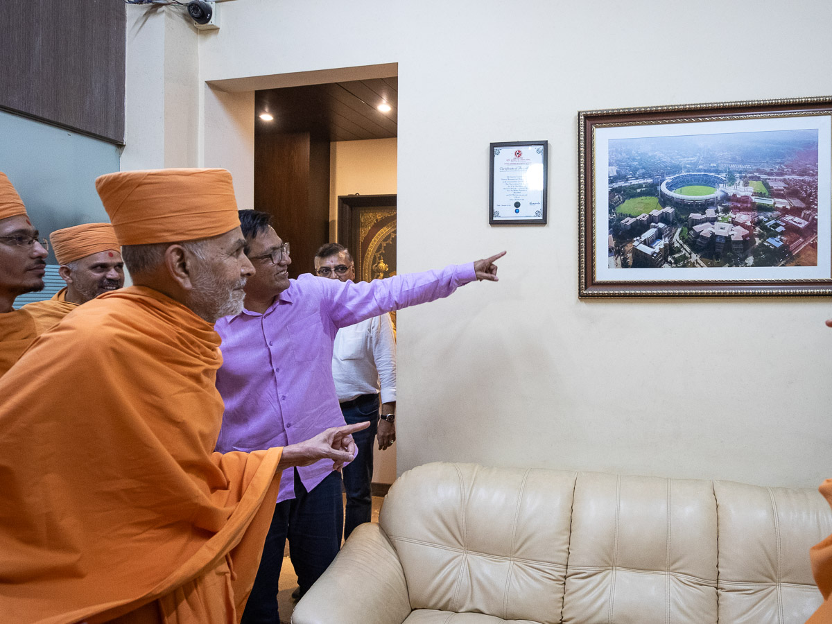 Swamishri visits D.Y. Patil University