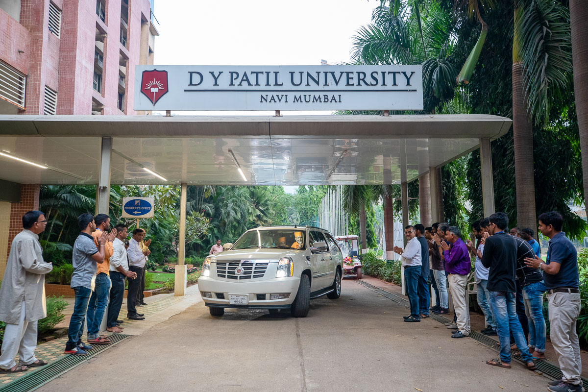 Swamishri visits D.Y. Patil University