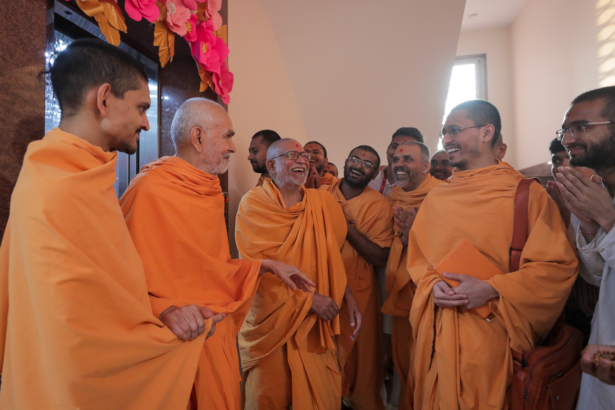 Swamishri shares a light moment with Pujya Bhaktipriya Swami (Kothari Swami)