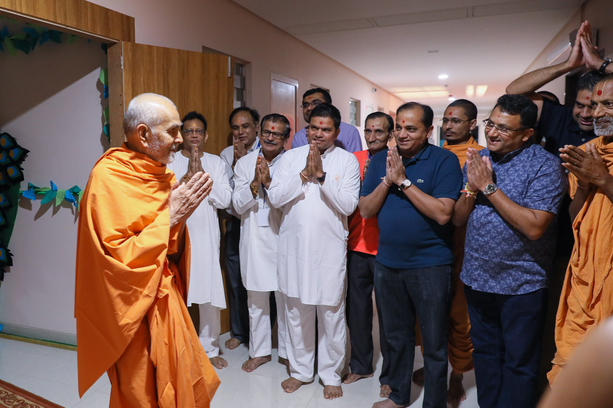 Param Pujya Mahant Swami Maharaj greets devotees with folded hands