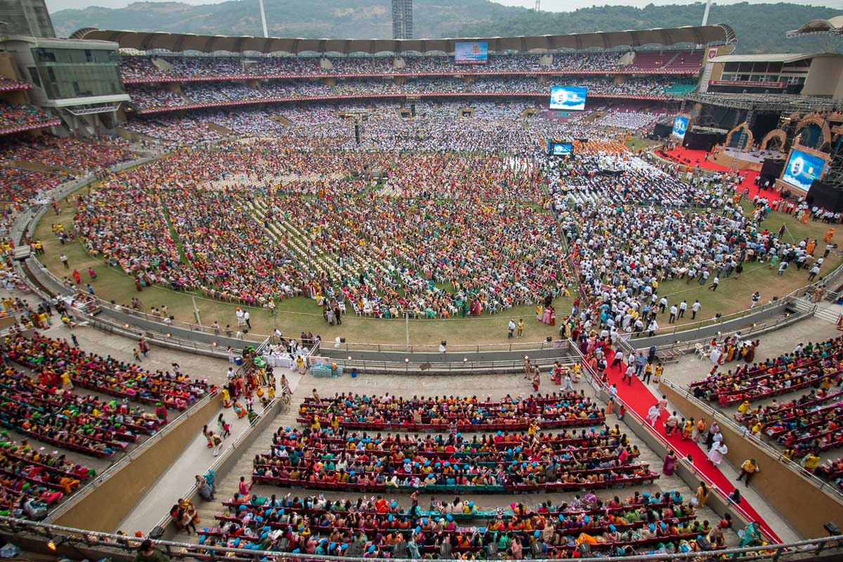 Devotees during the assembly