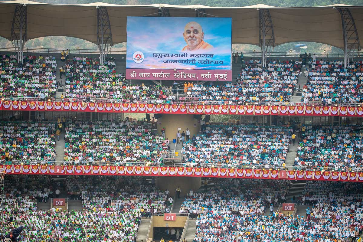 Devotees during the assembly