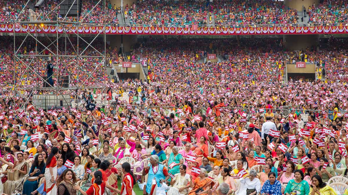 Devotees during the assembly