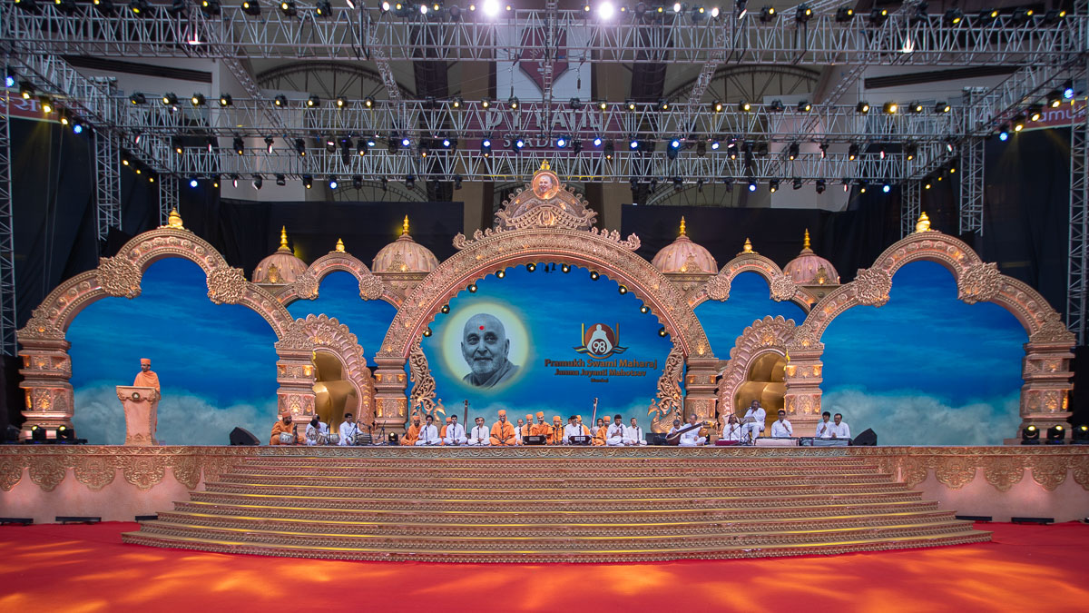 Adarshjivan Swami comperes the assembly