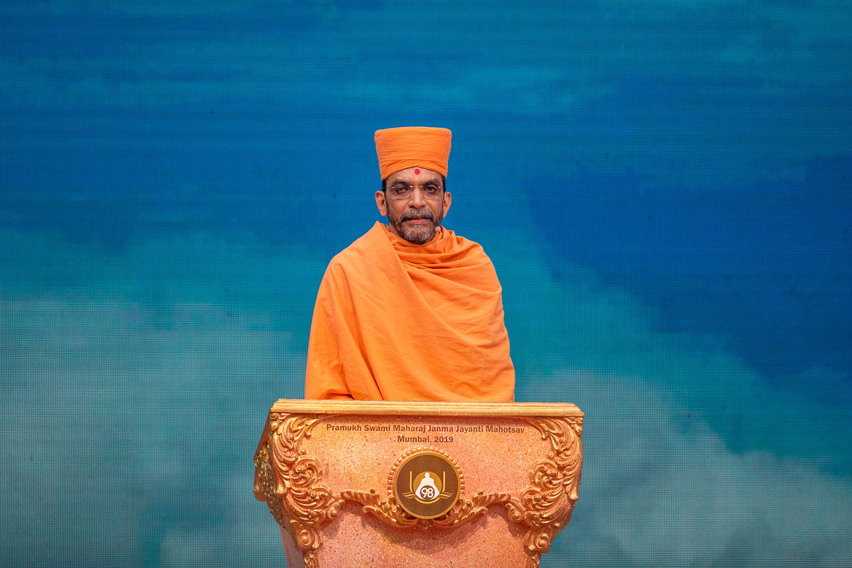Adarshjivan Swami comperes the assembly
