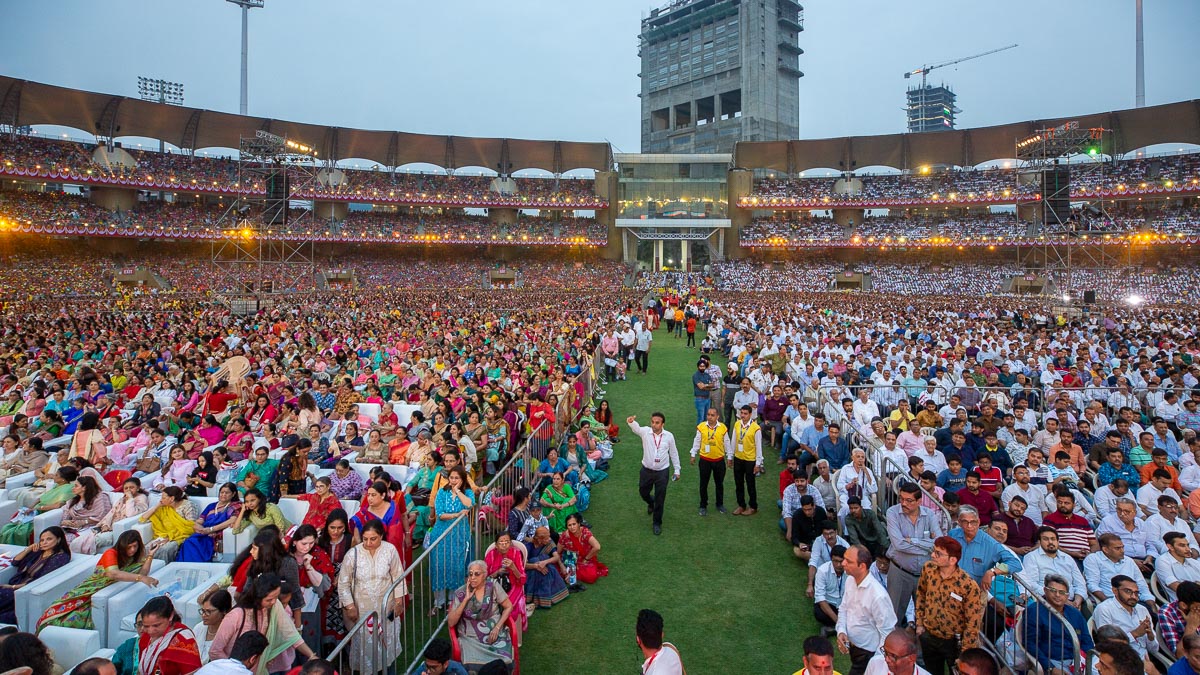 Devotees during the assembly