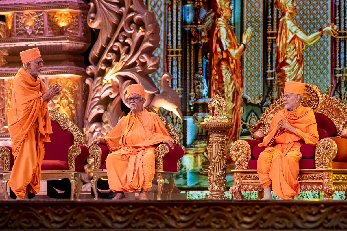 Pujya Kothari Swami recites a prayer before Swamishri on behalf of all