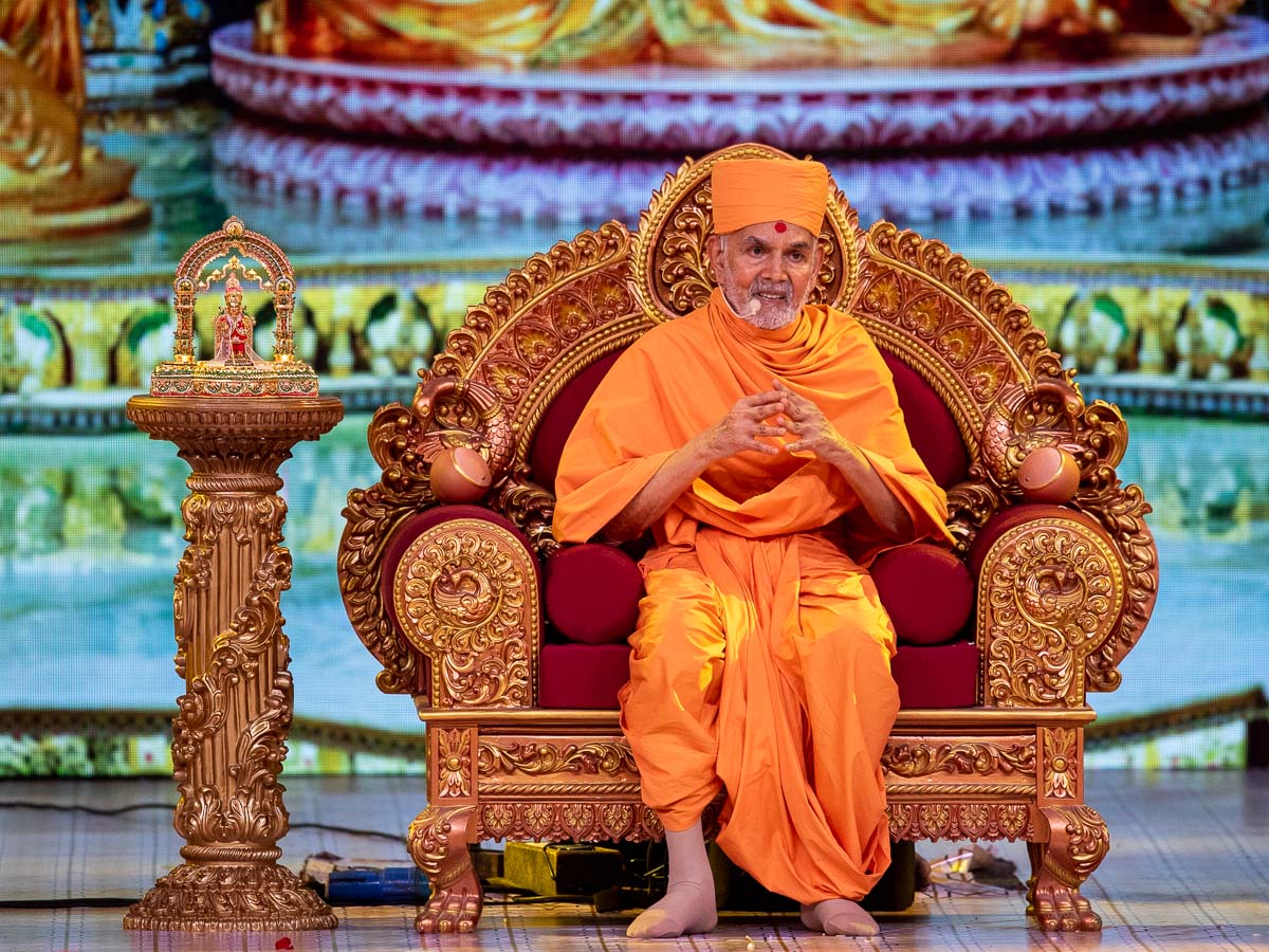 Swamishri blesses the assembly